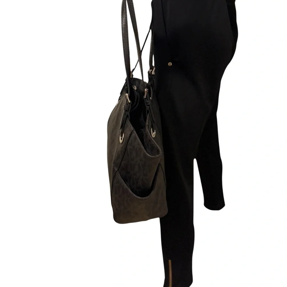 Michael Kors Elegant Black Handbag. Sides packets with a log in the front